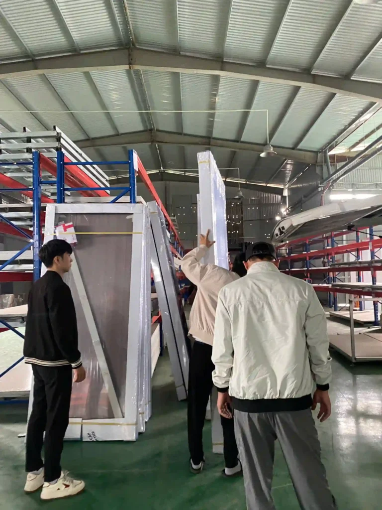 Đóng gói cửa nhôm tổ ong Te Shi Long chuẩn bị giao đại lí